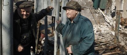 Una pareja de ancianos entre las ruinas de su casa en Debáltsevo, Ucrania.