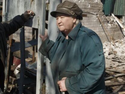 Una pareja de ancianos entre las ruinas de su casa en Debáltsevo, Ucrania.