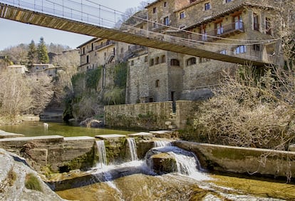 Este ‘pont penjant’ de madera fue construido en 1945 —solo admite 10 personas a la vez— y forma parte de un bellísimo enclave medieval en el valle de Sau-Collscabra (Barcelona). Comunica, las dos poblaciones que le dan nombre, Rupit, a 845 metros sobre el nivel del mar, un pueblo con casas de origen románico y calles de piedra, y Pruit, a 950 metros de altitud, un hermoso conjunto de masías. La excursión, además de cruzar el puente, invita a visitar la iglesia barroca de San Miguel y los vestigios del castillo y el salto de Sallent (preferiblemente en época lluviosa), a dos horas del pueblo, y sorteando restos de molinos por el curso de la riera de Rupit, afluente del río Ter. Más información: <a href="http://www.rupitpruit.cat/turisme/-httprupitpruit-prd-diba-catturismellocs-dinteres/pont-penjat-100.html" target="_blank">www.rupitpruit.cat</a>