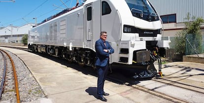 El presidente de Stadler Valencia, Íñigo Parra, ante la locomotora Eurodual.