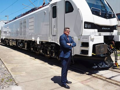 El presidente de Stadler Valencia, Íñigo Parra, ante la locomotora Eurodual.