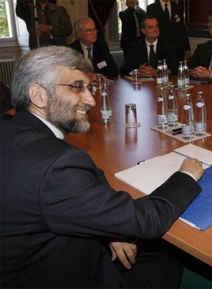En primer término, Saed Jalili (Irán). A la derecha, William Burns (EE UU).