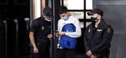 Agentes de la Policía Nacional realizan un control de movilidad en la estación de tren cercanías de Orcasitas.