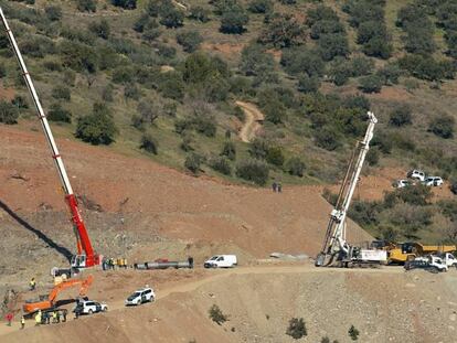 Labores de rescate del niño que se precipitó a un pozo en Totalán (Málaga).