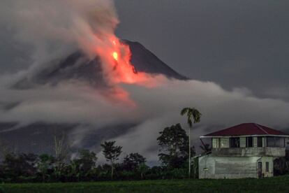 El monte Snabung en erupción visto desde Simpang Ampat, un pueblo cerca de Karo (Indonesia).