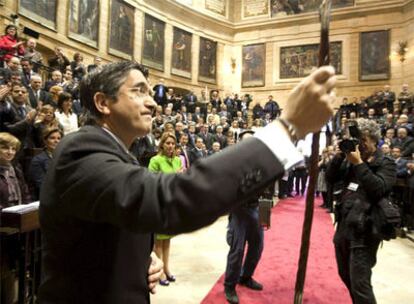 El socialista Patxi López, tras prometer el cargo, muestra la <i>makila,</i> el bastón de mando de Euskadi.