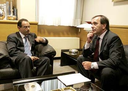 Javier Balza y Antonio Alonso, durante la entrevista que mantuvieron en Vitoria.