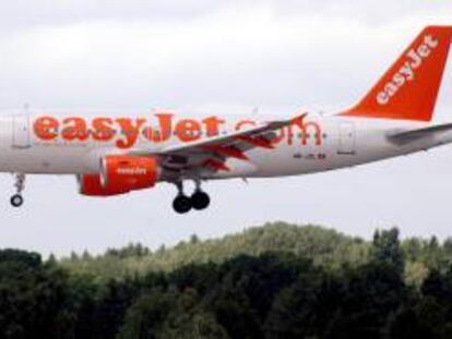 Un avión Airbus A319 de la aerolínea de bajo coste EasyJet. EFE/Archivo