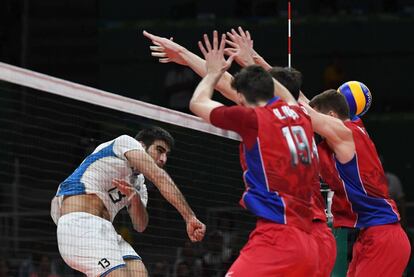 Ezequiel Palacios remata una pelota en el triunfo de Argentina ante Rusia en voleibol.