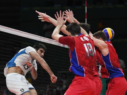 Ezequiel Palacios remata una pelota en el triunfo de Argentina ante Rusia en voleibol.