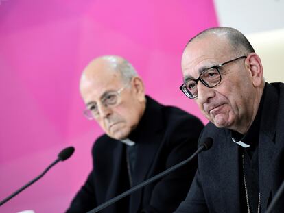 El cardenal Juan José Omella, en primer plano,  tras ser elegido presidente de la Conferencia Episcopal Española. Al fondo, su predecesor, Ricardo Blázquez.