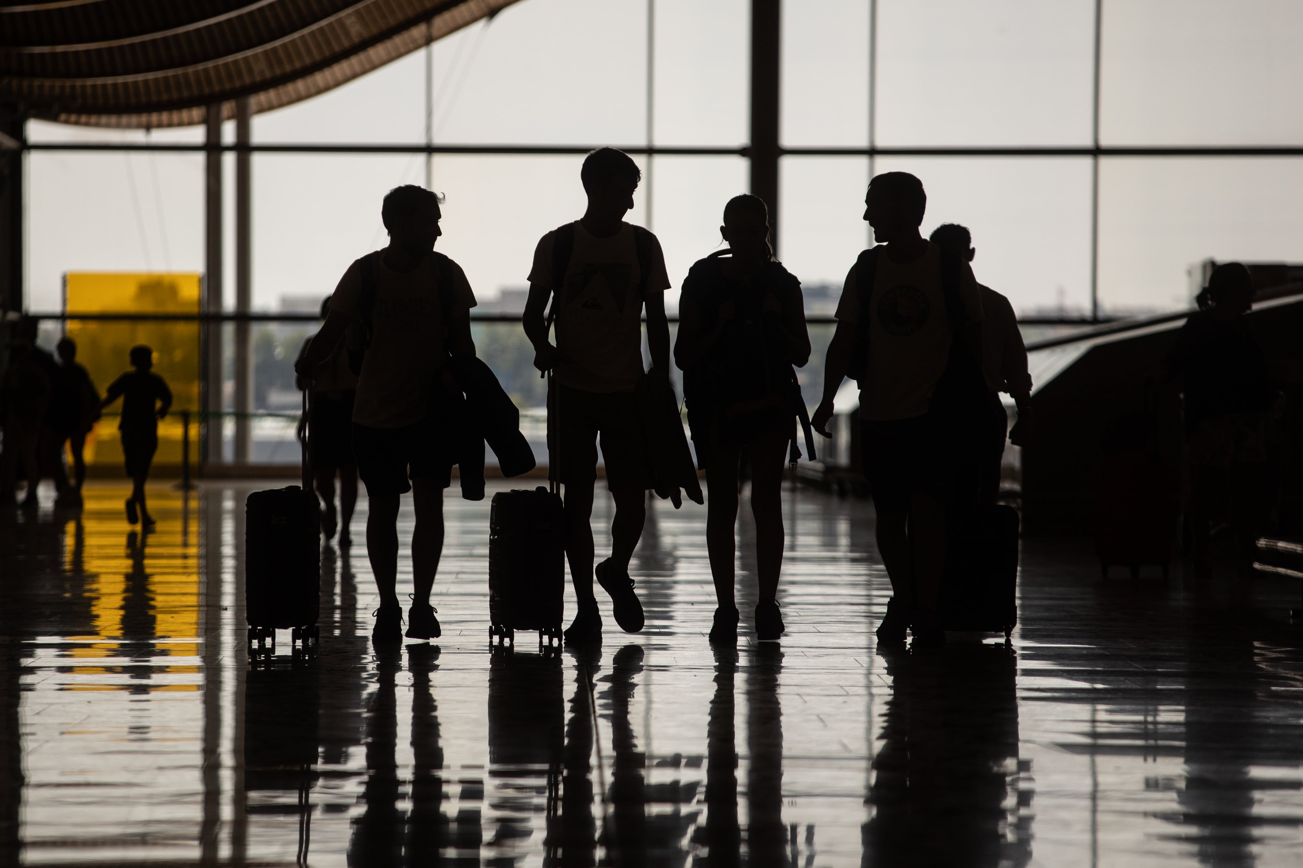 Pasajeros con maletas, en el Aeropuerto Adolfo Suárez Madrid-Barajas, el pasado jueves.
