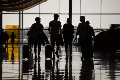 Pasajeros con maletas, en el Aeropuerto Adolfo Suárez Madrid-Barajas, el pasado jueves.