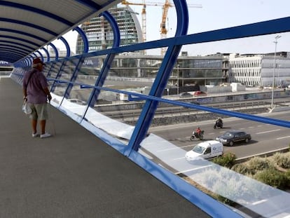 La nueva pasarela sobre la autov&iacute;a A-1, con el edificio del BBVA en construcci&oacute;n al fondo.