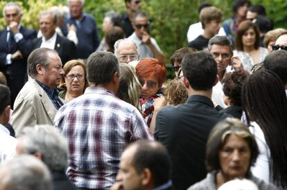 Sandra Ortega Mera, hija de la empresaria Rosalía Mera, fallecida tras sufrir un derrame cerebral, recibe condolencias de amigos tras asistir al entierro de su madre en Oleiros (A Coruña).