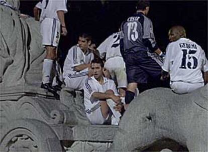 Los jugadores del Madrid, subidos en una réplica de la Cibeles en la fiesta del Bernabéu.