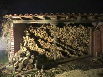 Pila de madera para quemar en las estufas en una casa privada en Komotini (norte de Grecia).
