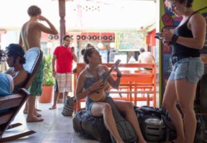 Varios jóvenes descansan en la zona común de un hostel en San Juan (Puerto Rico).