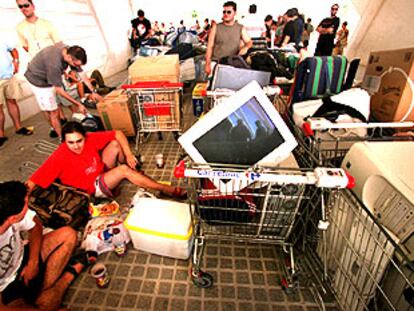 Llegada de jóvenes internautas al Campus Party de Valencia.