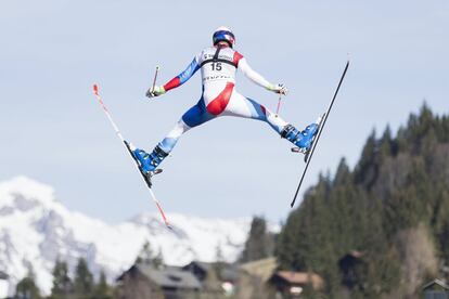 El campeón olímpico de esquí alpino Didier Defago compite en la segunda edición del 7Peaks Riverstyle en la categoría de esquí Freestyle, en Morgins (Suiza).