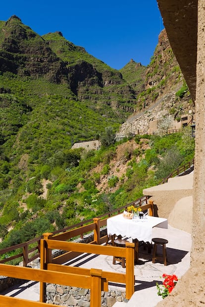 Casi escondido en el barranco de Guayadeque se ubica el restaurante Tagoror y casas-cuevas en las que disfrutar del turismo rural