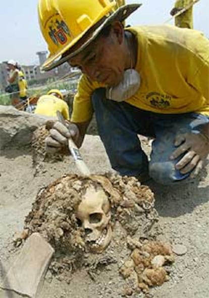 Excavaciones en la necrópolis prehispánica de Puruchuco, en el este de Lima.