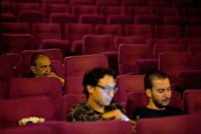 Tres personas esperan que comience la película en los cine Renoir de Cuatro Camino antes de su cierre definitivo, 30 de septiembre de 2013.
