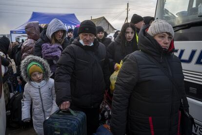 “La adopción no debe ocurrir durante o inmediatamente después de la emergencia”, advierten fuentes de ACNUR. “Se debe hacer todo lo posible para reunificar a los niños con sus familias cuando sea posible”. La salud mental y el apoyo psicosocial también son prioritarias, agregan desde el organismo, dado que muchos de los niños han sido testigos directos de hostilidades y han sufrido traumas.