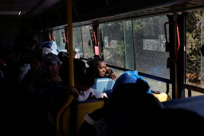 Cintia Santos chora ao ser evacuada de ônibus de uma área alagada de Eldorado do Sul, no dia 7 de maio.