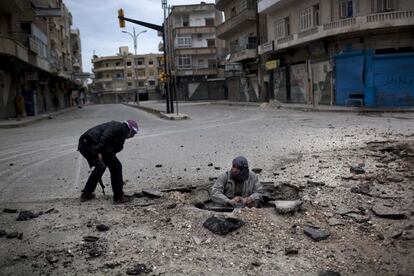 Milicianos sirios colocan una bomba en una de las carreteras con el objetivo de destruir un carro de combate del Ejército sirio.