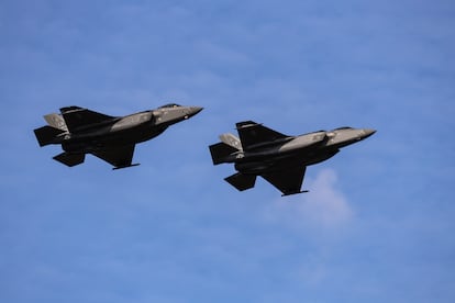 Militares estadounidenses presentan cazas F-35 en el centro de Varsovia, la capital de Polonia, durante un desfile militar en agosto de 2024.