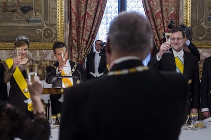 El rey Juan Carlos, la princesa Letizia (i), el presidente de México, Enrique Peña Nieto (2-i), y el presidente del Gobierno, Mariano Rajoy (d), brindan durante la cena de gala ofrecida al mandatario mexicano esta noche en el Palacio Real, en Madrid.