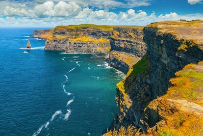 Uno de los paisajes más bonitos de Irlanda, y una de sus atracciones más famosas, en un clic. La <a href="https://www.cliffsofmoher.ie/virtual-visit-tour/" rel="nofollow" target="">visita virtual a los acantilados de Moher</a>, al sur de <a href="https://elviajero.elpais.com/tag/galway/a" rel="nofollow" target="">Galway</a>, permite sentir el vértigo de 214 metros de caída en picado hacia el océano Atlántico, y disfrutar de las vistas desde la Torre O'Briens.