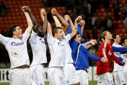 Al acabar el partido el Schalke ha celebrado con su afición el importantísimo triunfo conseguido.