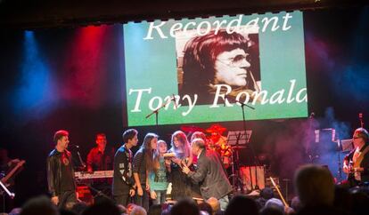 La dona, els fills i la néta de Tony Ronald bufen el pastís a la festa d'homenatge al cantant a Luz de Gas.