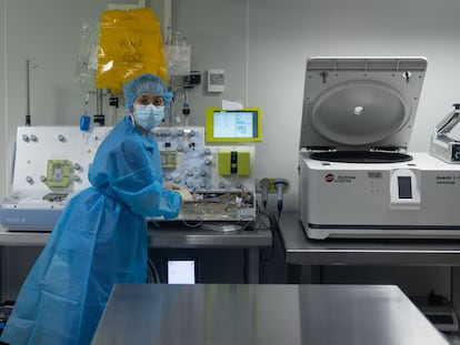 Una técnica de laboratorio clínico y biomédico, en uno de los espacios del Hospital Clínic donde se elabora el CAR-T.