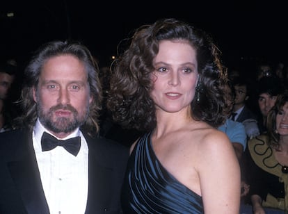 Michael Douglas y Sigourney Weaver en 1988.