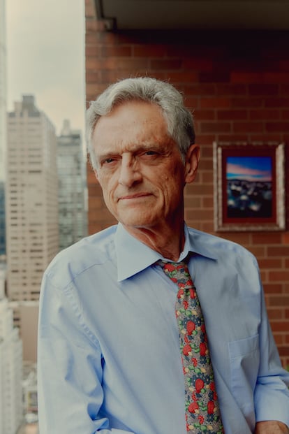 El psiquiatra Luis Rojas-Marcos, en la terraza de su casa en Manhattan. 