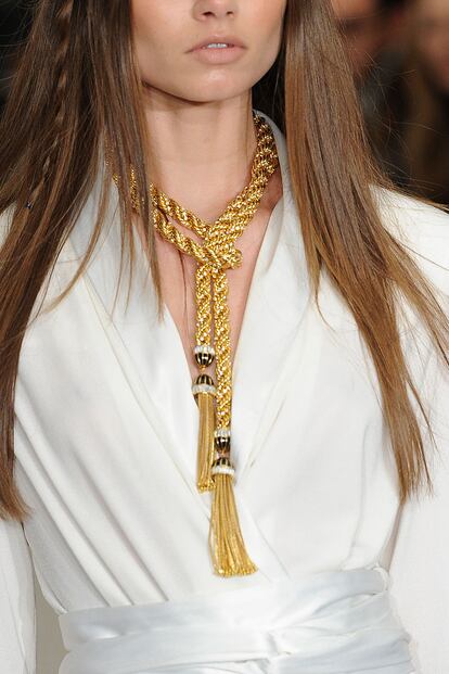 Los collares cuerda con borlas incluidas le aportan un toque setentero a los diseños de Rachel Zoe.