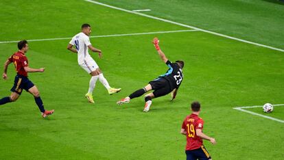 Kylian Mbappé supera a Unai Simón en el disparo que supuso el gol del triunfo de Francia, el domingo.