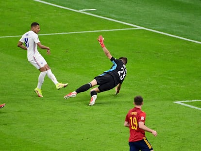 Kylian Mbappé supera a Unai Simón en el disparo que supuso el gol del triunfo de Francia, el domingo.