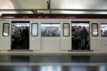Un vagó ple de passatgers a la plaça Espanya durant la segona jornada de vaga dels treballadors del metro.