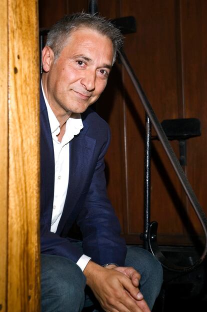 XAVIER SARDÁ CONTRA PEPE NAVARRO - Pepe Navarro había inventado el 'late night' para las grandes audiencias en España con su espacio de Telecinco 'Esta noche cruzamos el Missississipi', que tomó todos los elementos estéticos de los clásicos nocturnos estadounidenses (el sofá, la mesa, la taza, el 'skyline' de fondo) y los mezcló con los hitos morales de aquí (crímenes, vedettes y parodias de la España profunda). Cuando Antena 3 decidió ofrecerle una enorme cantidad del dinero para que se llevase el programa a sus noches (cambiándole el título por 'La sonrisa del pelícano'), Telecinco llamó a alguien que triunfaba en la radio (en 'La ventana' de la SER), Xavier Sardá. 'Crónicas marcianas', creado por la factoría Mainat (responsables de éxitos anteriores como 'La parodia nacional' o 'No te rías que es peor') empezó de forma tímida pero constante, una especie de respuesta blanca y luminosa al programa de Navarro que acabó superándolo.