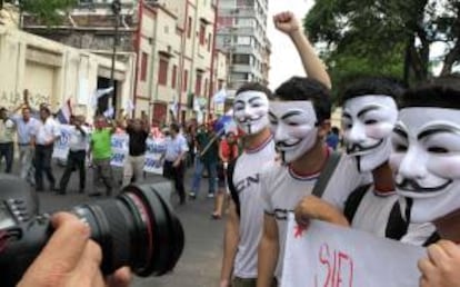 Un grupo de activistas participan de la marcha de campesinos durante una huelga general convocada en el país, este miércoles 26 de marzo de 2014, en Asunción, el centro neurálgico de las movilizaciones en contra de la política económica del Gobierno del presidente Horacio Cartes.