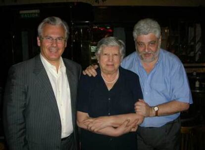 De izquierda a derecha, Baltasar Garzón, Chicha Mariani y Vicente Romero.