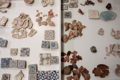 Trozos de cerámica y otros restos hallados en las excavaciones de la plaza de la Reina de Valencia de diferentes épocas de la historia de la ciudad. Foto: Ana Escobar