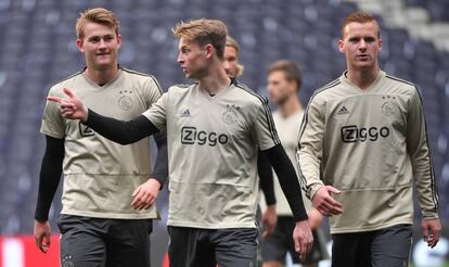 Matthijs de Ligt, Frenkie de Jong y Dani de Wit se entrenan en el estadio del Tottenham.