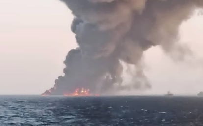 El 'Kharg' de la Marina iraní, poco antes de irse a pique en aguas del golfo de Omán el 2 de junio de 2021.