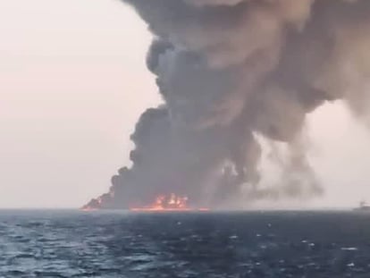 El 'Kharg' de la Marina iraní, poco antes de irse a pique en aguas del golfo de Omán el 2 de junio de 2021.