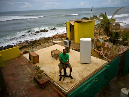 Un hombre en el sitio donde fue destruida su casa por el huracán María, en Puerto Rico, en 2017.